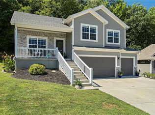 5740 NW Michaels Cove St, Parkville, MO 64152