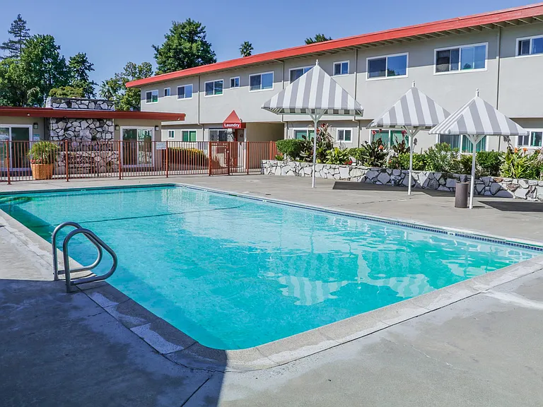 Sparkling extra large Pool