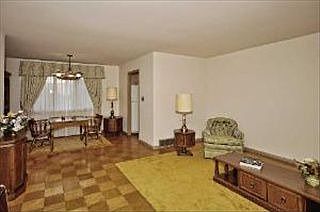 2nd image of 832 Leahy Cir E