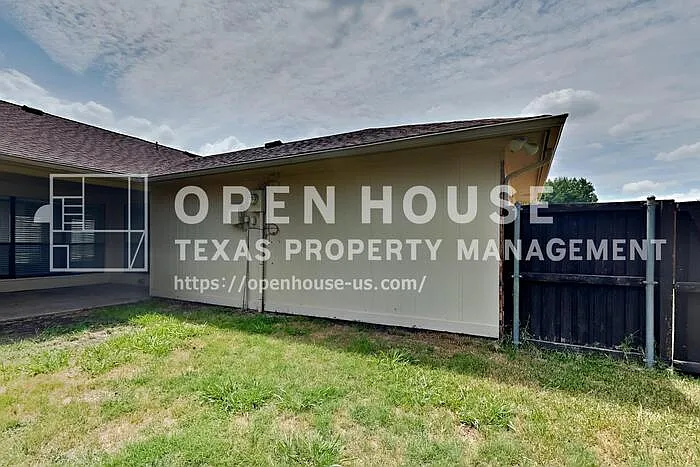 909 Sandhurst Dr — Photo 20