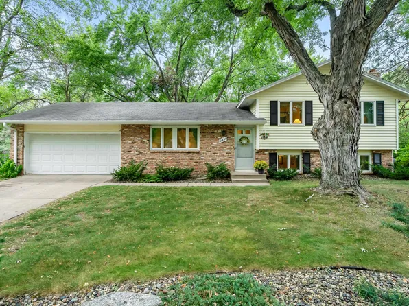 2430 Oakridge Ct, Stillwater, MN 55082