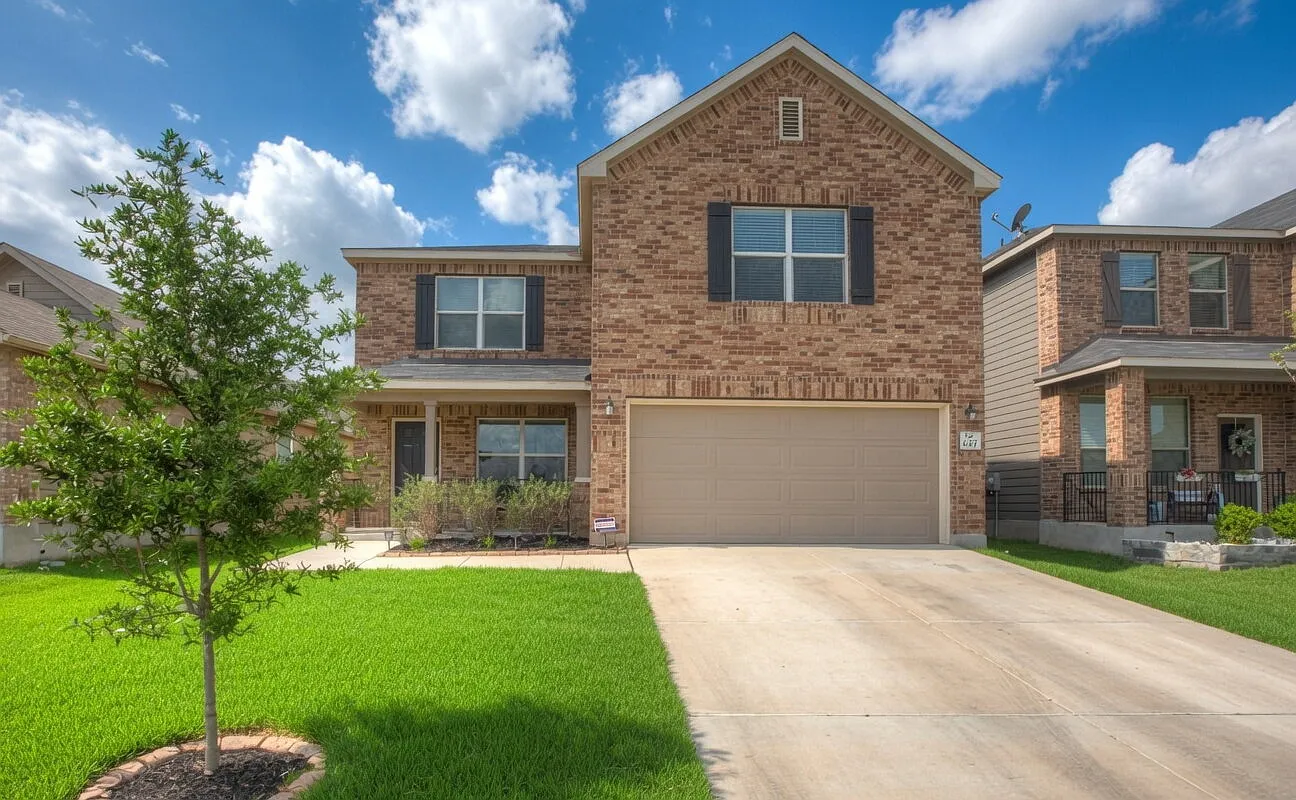 3 bed, 2.5 bath, 2204 sqft, $2,147 — Photo 1