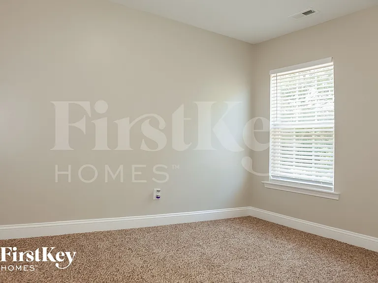 1033 Kings Mountain Ln — Photo 12