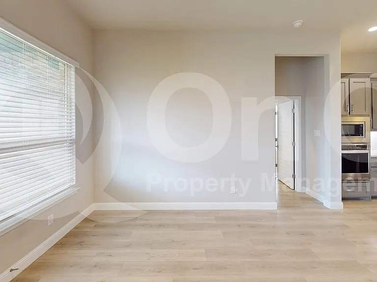 1005 Whitehall Ln — Photo 6