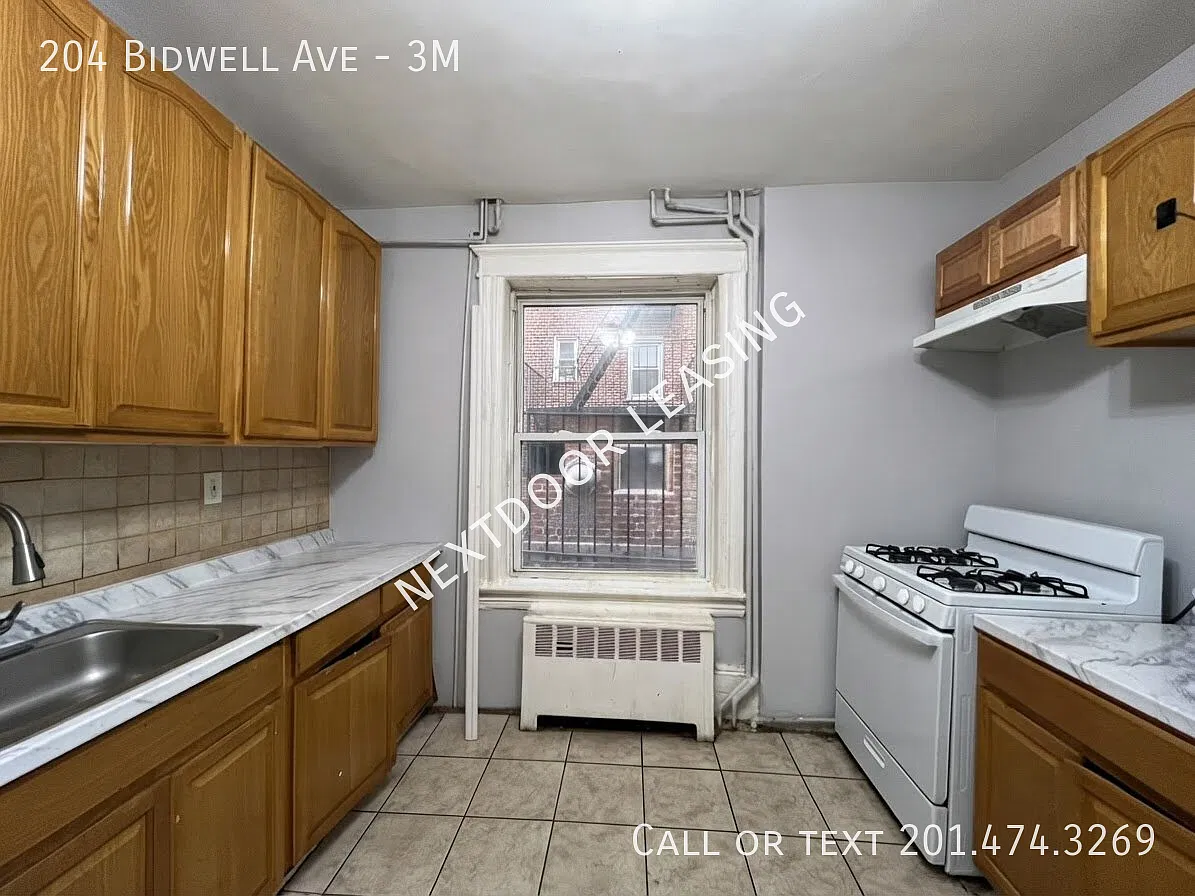 204 Bidwell Ave — Photo 1