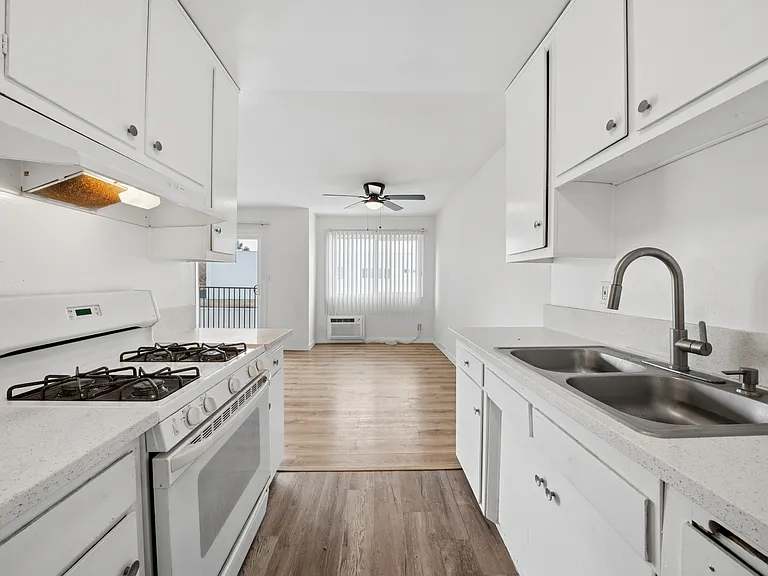 16900 Parthenia St #20 — Photo 12