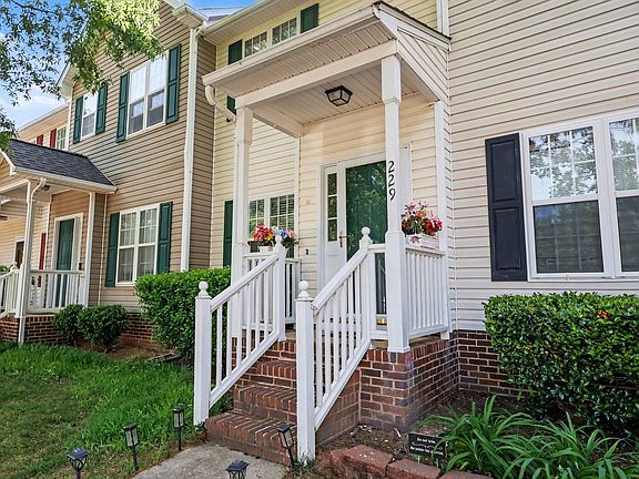 4th image of 229 Commons Dr