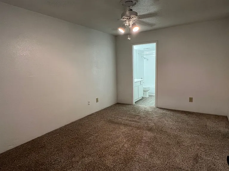 Emerald Cove Apartments — Photo 131