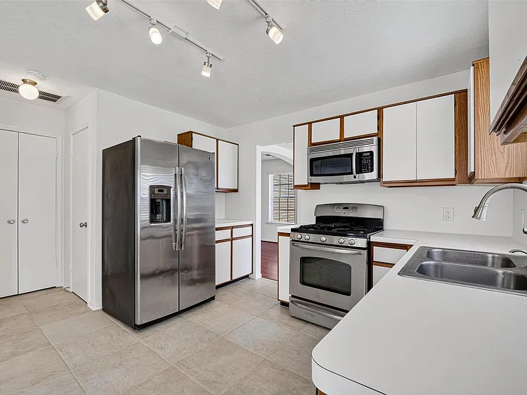1806 Oak Ridge Dr — Photo 17