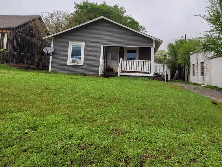 1105 W Walnut Ave — Photo 1
