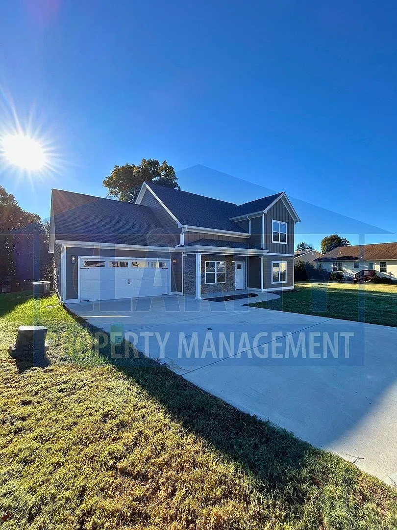 Spacious 4-bedroom home in prime Cleveland location! — Photo 2