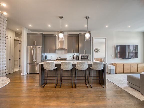 2nd image of 1938 W Augusta Blvd #301