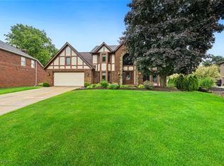 7700 Sparrow Flight Dr, Seven Hills, OH 44131