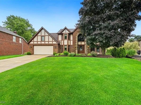 7700 Sparrow Flight Dr, Seven Hills, OH 44131