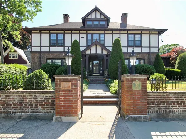 24 Walnut St, Pawtucket, RI 02860