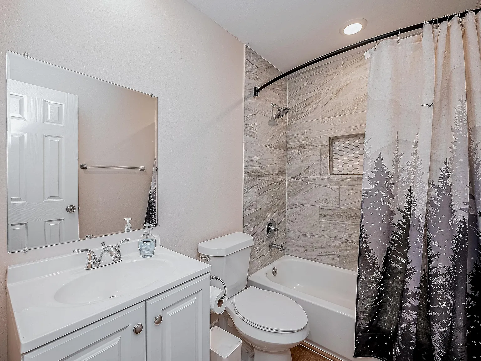4 bed, 4.0 bath, 2379 sqft, $628 — Photo 3