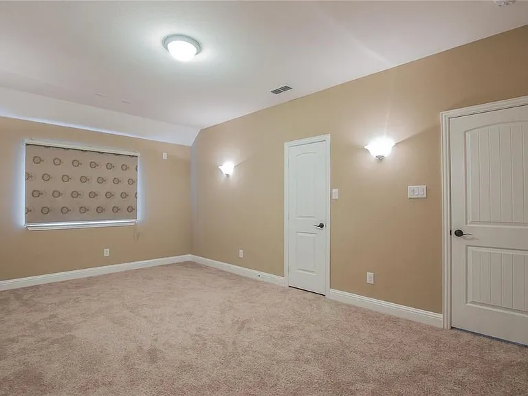 2440 Kingsgate Dr — Photo 9