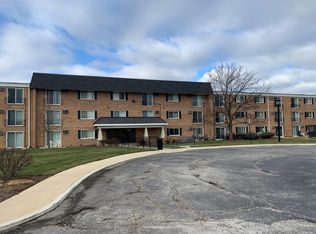 560 Lawrence Ave APT 310, Roselle, IL 60172