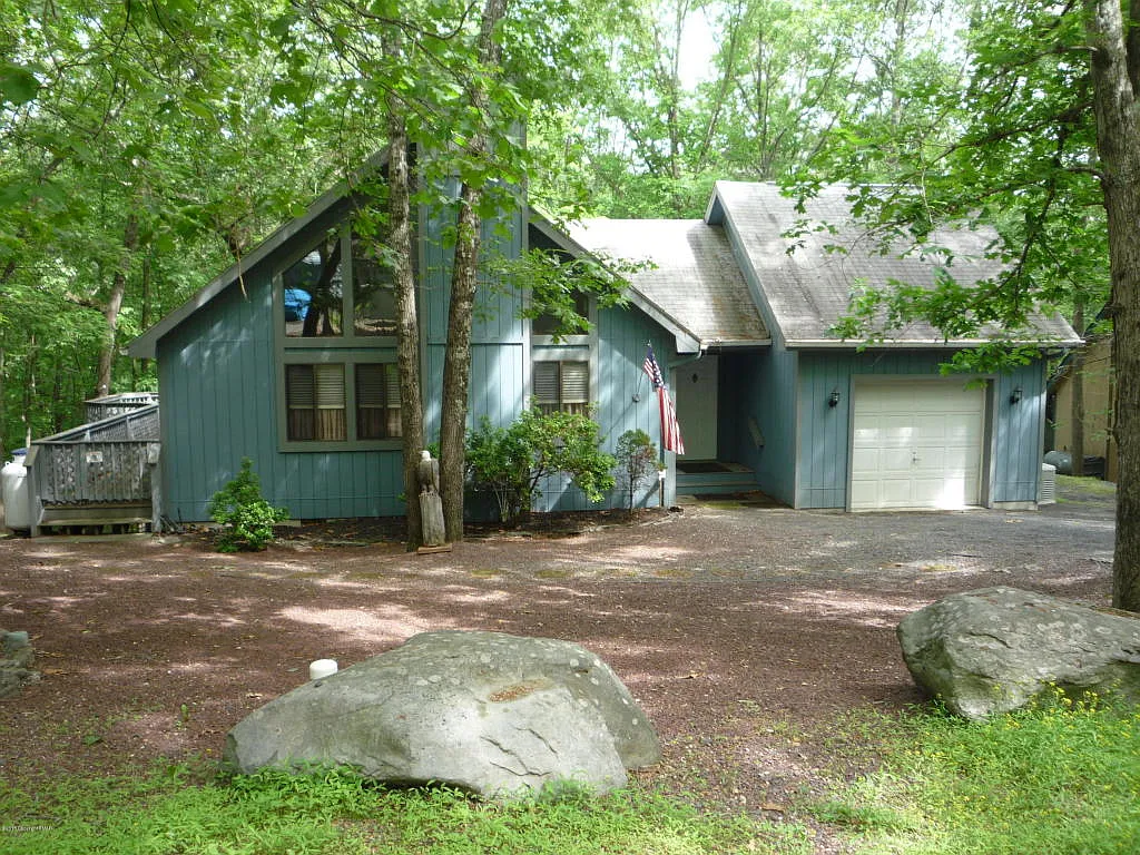 864 Clubhouse Dr photo 1