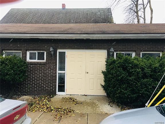 3rd image of 2793 S Park Ave