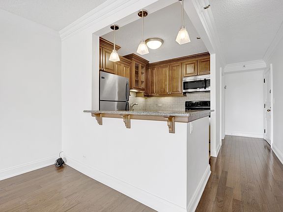 5th image of 10 E Ontario St APT 3412