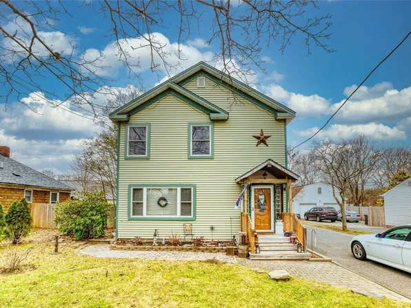 44 Brookfield Avenue, Center Moriches, NY 11934