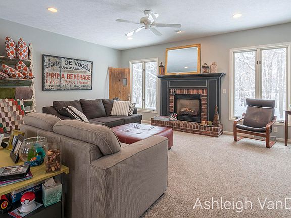 3rd image of 4414 Creek View Dr