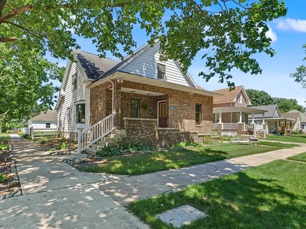 12 S Walnut St, Villa Grove, IL 61956