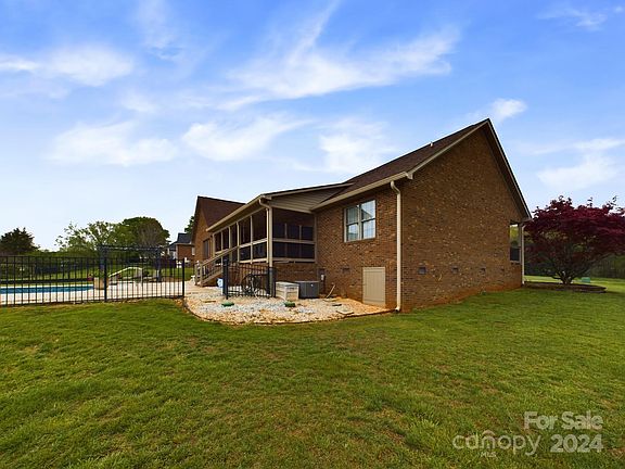 5th image of 2685 Carriage Ln