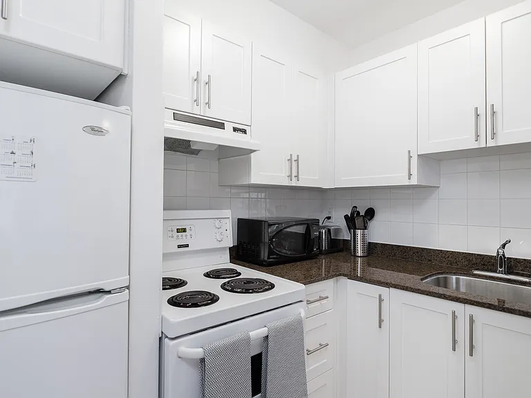1033 Haro St — Photo 8
