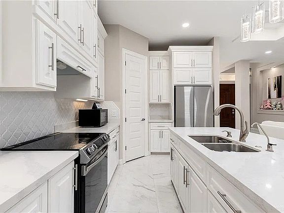 3rd image of 504 W Garrision Dr