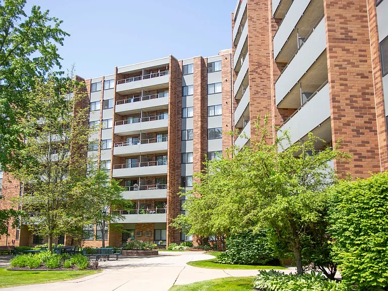 Oxford Park Towers of Berkley Senior Community — Photo 22