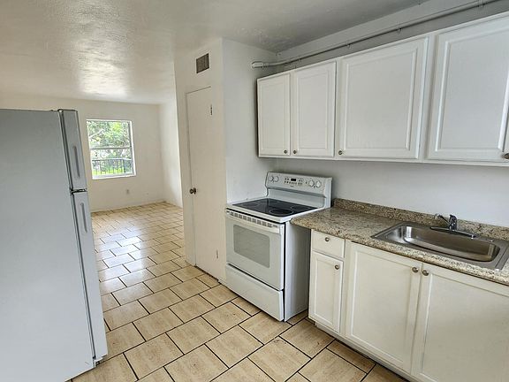4th image of 1757 Russell St S APT 4