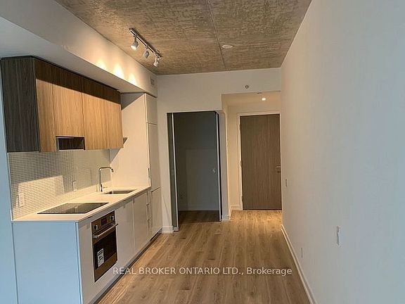 5th image of 161 Roehampton Ave #608