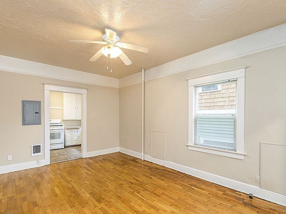 5th image of 1022-1036 NE Hancock St #14