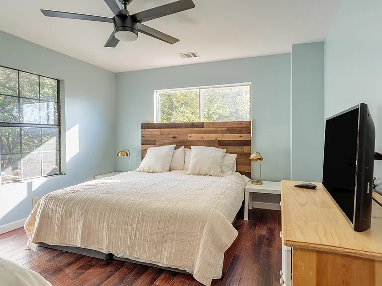1307 Perez St — Photo 7