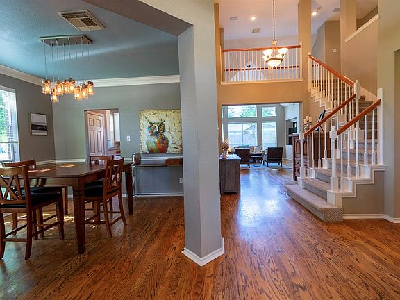 OPEN ENTRANCE WAY LEADS INTO BEAUTIFUL WOOD FLOORS AND SOARING CEILINGS