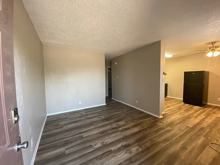 La Mesa Apartments — Photo 2