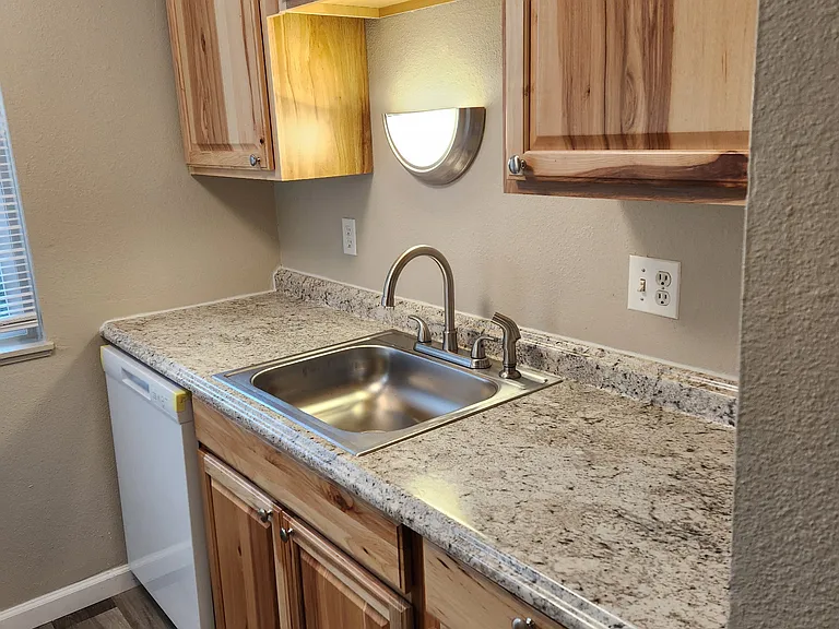 Lincoln Woods Apartments — Photo 9