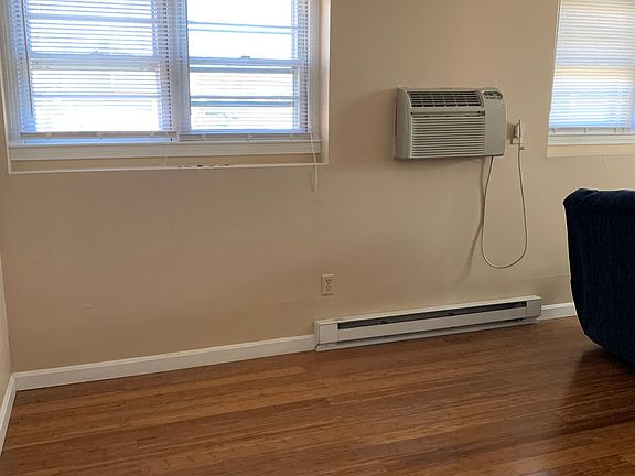 3rd image of 1530 Douglas Ave #1