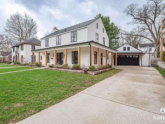 2nd image of 1041 Cambridge Dr SE