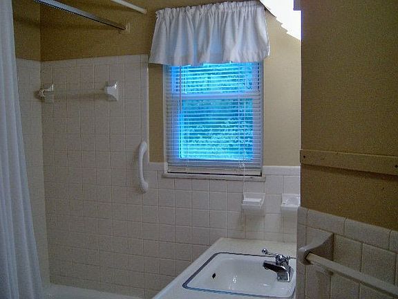 Upstairs Main Bathroom