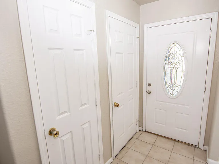 2611 Ashington Dr — Photo 2