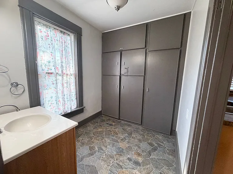 913 W Montgomery St — Photo 16
