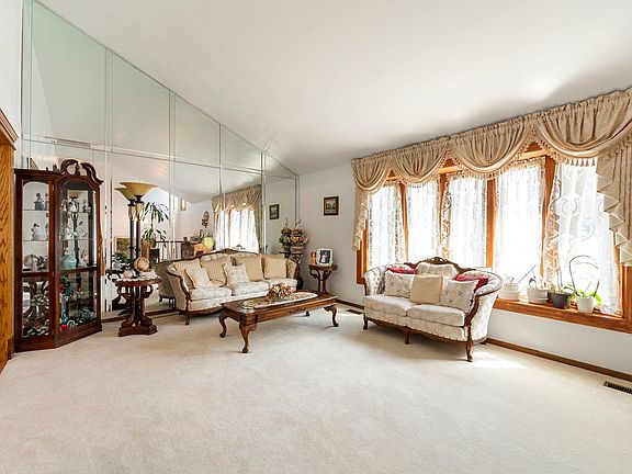 3rd image of 748 Yorkshire Ln