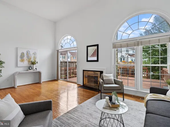 5124 Woodford Dr, Centreville, VA 20120