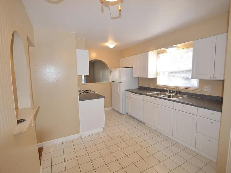 86 E Dallas Ave — Photo 3