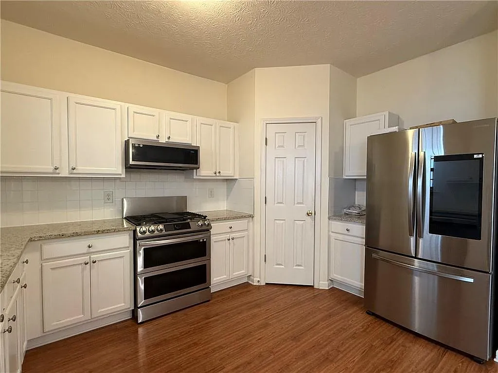 3 bed, 2.5 bath, 1696 sqft, $1,995 — Photo 3