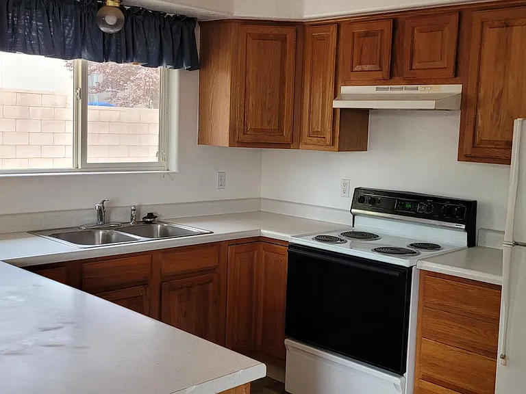 2761 E 350 N — Photo 2