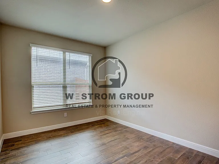 820 Greenford Mnr — Photo 10